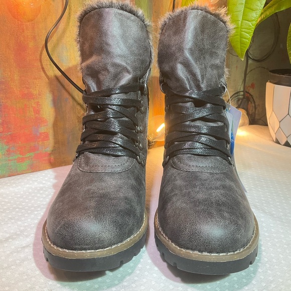 MUK LUKS Women's Verna Fashion Boots, Grey, 8 US - Picture 4 of 12